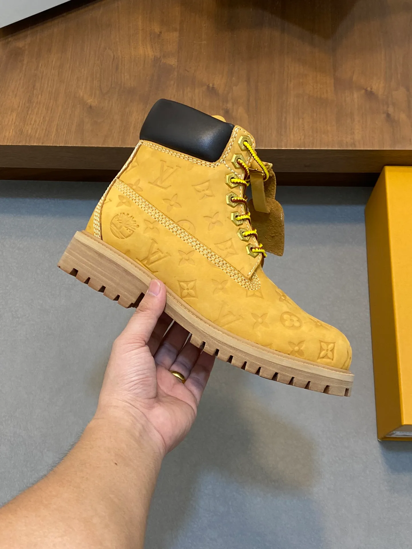 Men's shoes💰💰760 couple model👫 Loui* Vuitto* x Timberlan* co-branded presbyopia rhubarb boots ankle boots short boots, LV x Timberland ankle boots are made of Monogram embossed waterproof nubuck cow leather, relying on the brand's exquisite craftsmanship to carefully reshape the classic Timberland 6-inch boot shape in Italy, making an eye-catching appearance with American workwear style Pharrell Williams The 2025 autumn and winter men's wear show created by. The Monogram embossed tongue, original Timberland laces and outsole are exquisite details, the leather label expresses the cooperation logo, and the delivery counter is exquisitely packaged! ▪️Size: Women's 35-40 (customized in 40) ▪️Size: Men's 39-46 (45/46 customized)